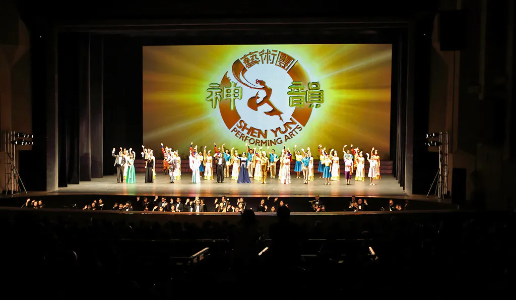 On Feb. 9, Shen Yun Performing Arts International Company presented the second performance in Suwon, South Korea. Artists received a prolonged standing ovation. (Quan Yu/Epoch Times) 