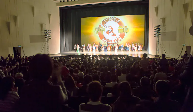 Shen Yun Performing Arts International Company's curtain call at the Tainan Municipal Cultural Center, on Feb. 22. (Chen Ting/Epoch Times)