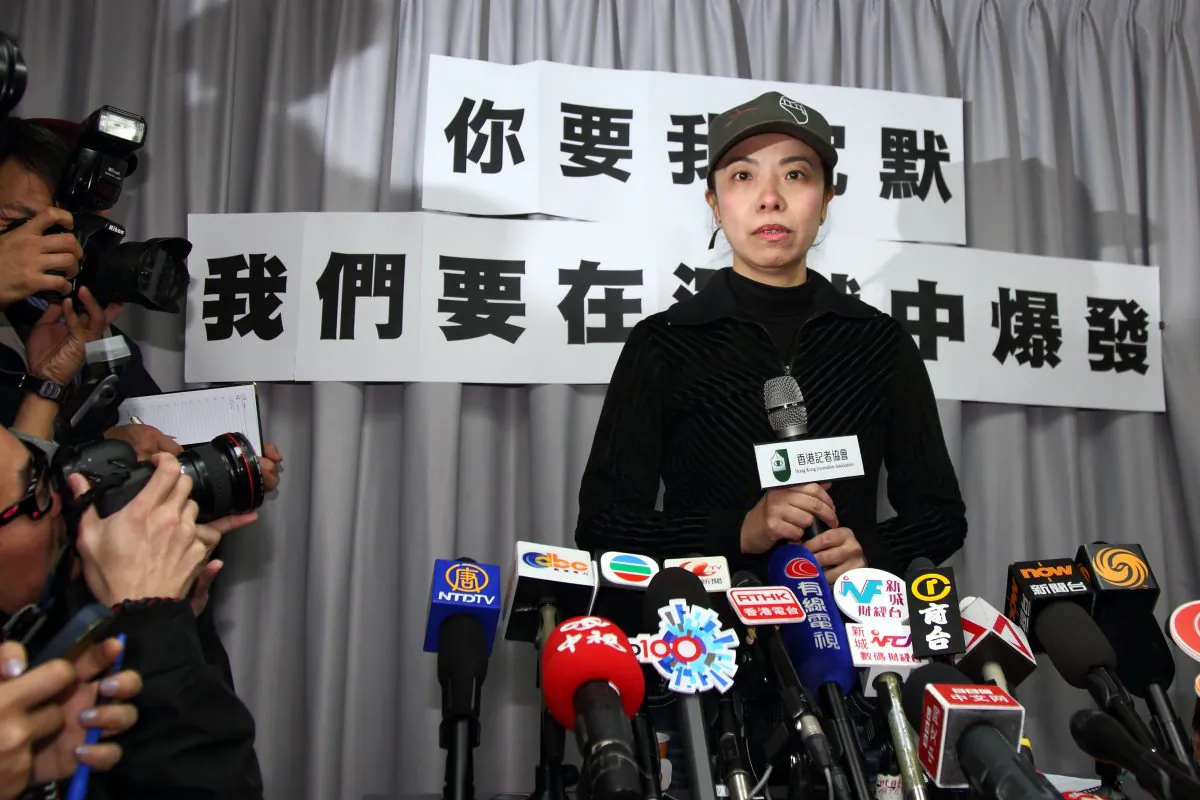 Outspoken radio host Li Wei-ling: Press conference at the headquarters of Hong Kong Journalists Association (HKJA), Feb 13, 2014, where Li gave a detailed account of her dismissal. (C.S.Poon / Epoch Times)