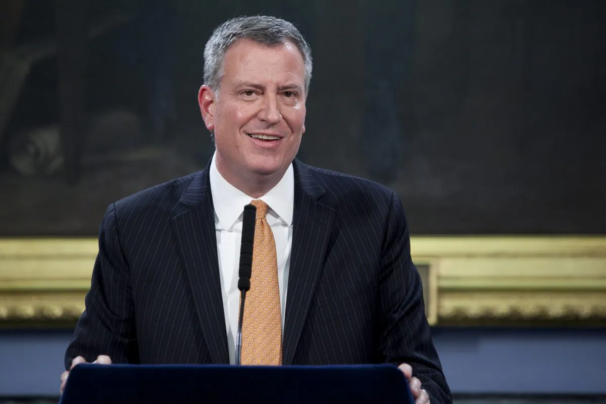 Mayor Bill de Blasio announces the members of the City Hall press office at a conference in the City Hall Blue Room on Jan. 7, 2014. (Samira Bouaou/Epoch Times)