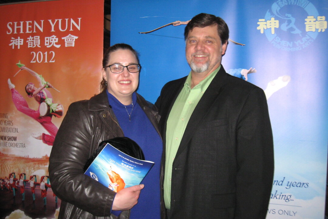 Kelli Mackey and Mike Skinner enjoy Shen Yun Performing Arts at  Denver's Buell Theatre, on Feb. 19. (Qian Zhang/Epoch Times)