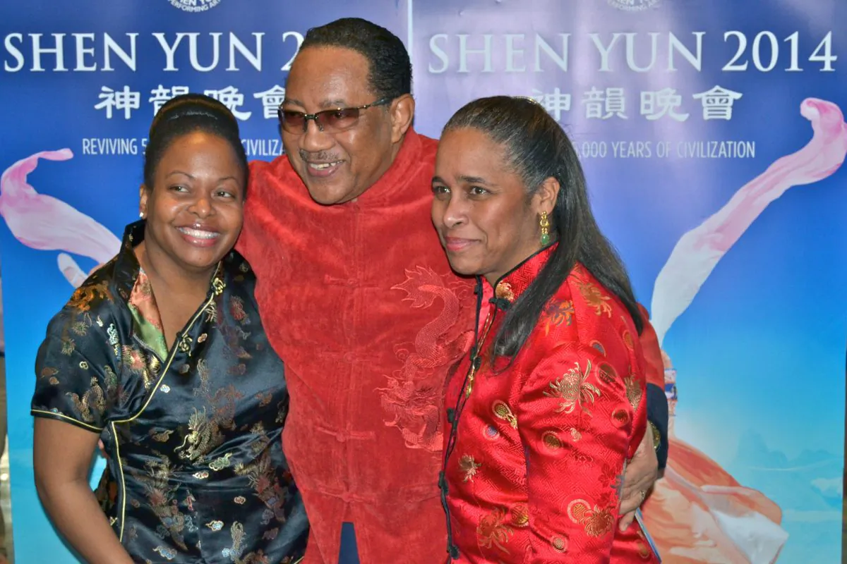 Dr. Bobby Jones with fans after Shen Yun Performing Arts at Tennessee Performing Arts Center in Nashville, Tenn. Feb. 23. (Mary Silver/Epoch Times)