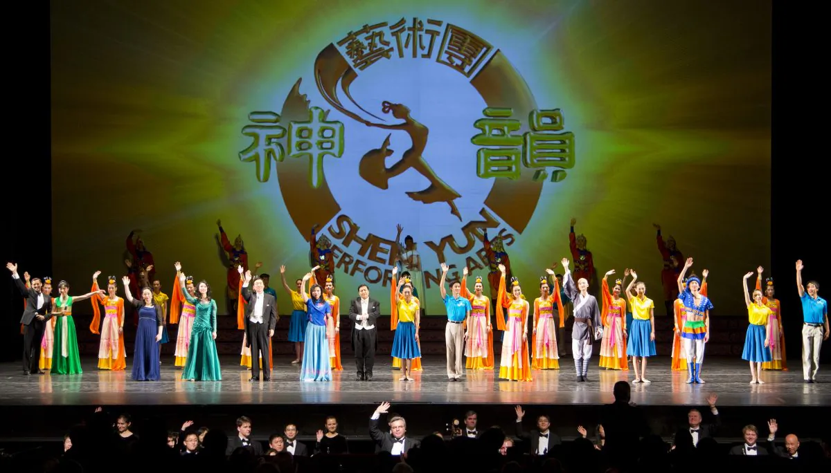 The cast of Shen Yun Performing Arts at curtain call at the Detroit Opera House, on Feb. 7. 2014. (Evan Ning/The Epoch Times)
