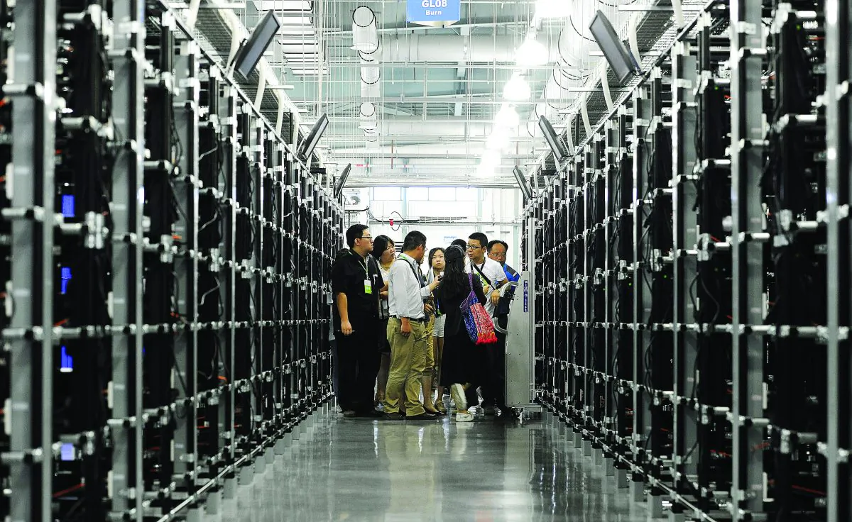 Employees at the Dell Global Operation Facility in Chengdu in southwest China’s Sichuan Province, June 6, 2013. (Liu Zheng/Color China Photo/AP Images)
