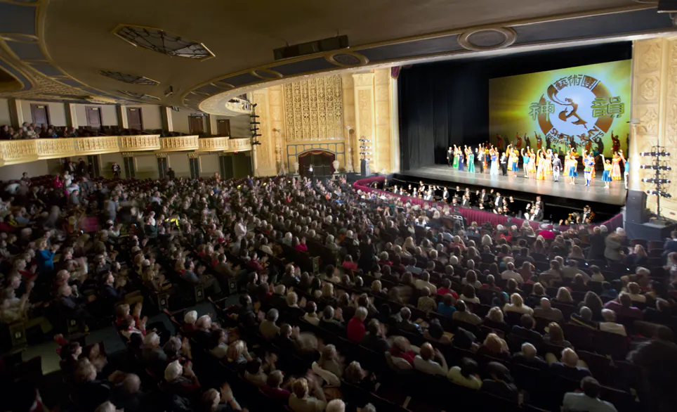 The cast of Shen Yun Performing Arts’s World Company at the Detroit Opera House at the close of the performance on Saturday afternoon, Feb. 8, 2014. (Evan Ning/Epoch Times)