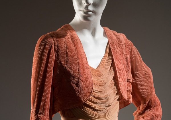 A 1932 Hélène Yrande coral and peach pleated negligee ensemble, silk chiffon from France. (Courtesy of The Museum at FIT)