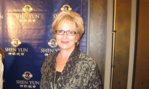 Author Says Shen Yun ‘Will make your heart smile’