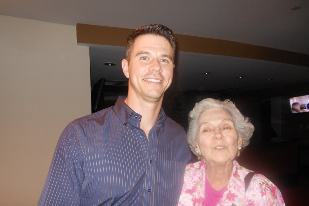  Mary McCall and Christopher Peak at the Shen Yun performance at the Mahaffey Theater on Feb. 5. (Marie Yeung/Epoch Times) 