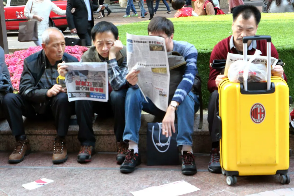 During the Chinese New Year mainlanders create a scene in Hong Kong by rushing to grab Epoch Times newspapers and read in the streets. (Choi Ying-man/Epoch Times)