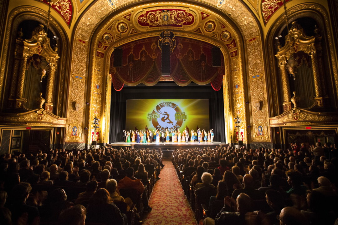 Shen Yun Performing Arts World Company's curtain call at the Providence Performing Arts Center, Feb. 22, 2014. (Edward Dai/Epoch Times)
