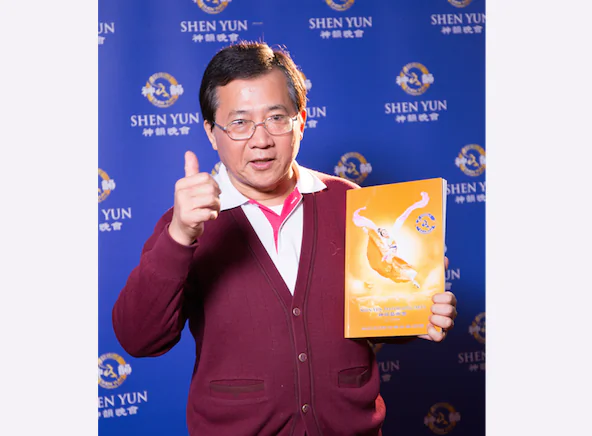 Former Tainan mayor, Shih Chih-ming, attends Shen Yun Performing Arts in Tainan. (Zheng Shunli/Epoch Times)