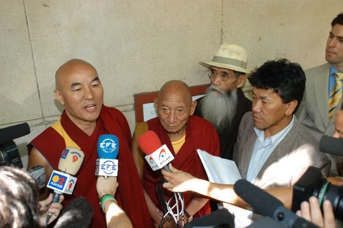 (L to R) Thubten Wangchen (victim and individual plaintiff), Palden Gyatso (victim), Takna Jigme Sangpo (victim), Kalsang Phuntsok (Director at the time of the Tibetan Youth Congress), stand in front of the Spanish National Court (Audiencia Nacional) after filing a complaint for genocide on June 28, 2005. On Feb. 6, 2014 the National Court issued arrest warrants in the case. (Carlos Sánchez/Tibet Support Committee)