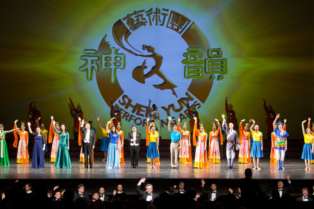 The cast of Shen Yun Performing Arts’s World Company at the Detroit Opera House at the close of the performance on Thursday evening, Feb. 7. 2014. (Evan Ning/Epoch Times)