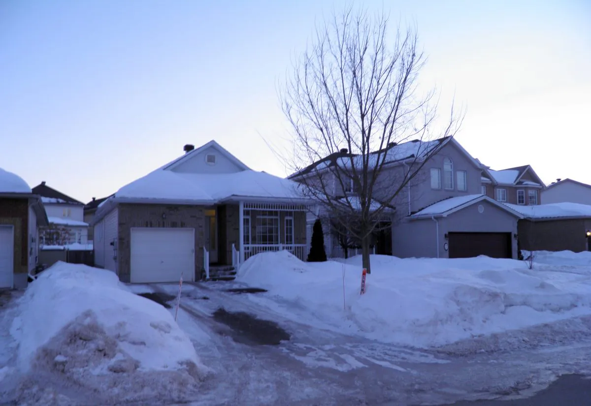 According to a report from the Royal Bank of Canada, housing affordability has remained stable in the past few years but is expected to get worse as long-term rates rise. (Epoch Times)