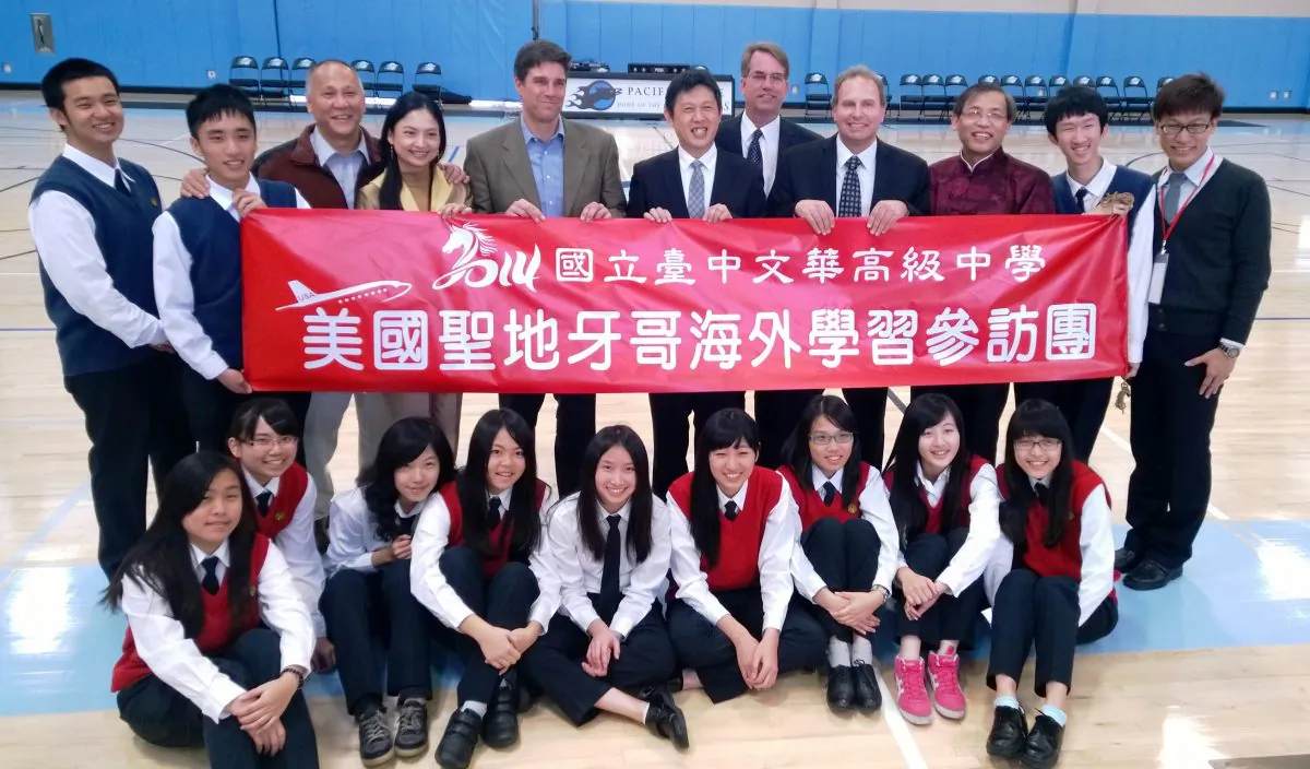 National Taichung Wen-Hua Senior High School students and teachers visited Pacific Ridge School in San Diego County in January. Pacific Ridge School principal Dr. Bob Ogle (5th from left), San Diego International Sister Cities Association president David Edick (4th from right), Wen-Hua Senior High School director of student affairs Lee Chien-Wei (6th from left), San Diego Taichung Sister Cities Association president Cicely Meng (4th from left), vice president Robert Nelson (5th from right) attended the sister school signing ceremony. (Sophia Fang/Epoch Times)