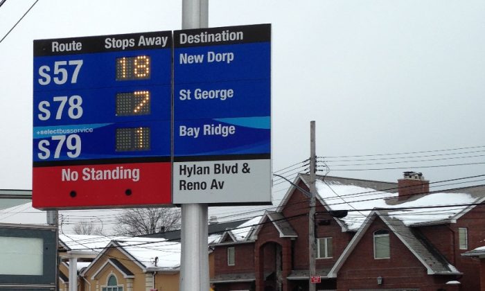A solar-powered countdown clock in Staten Island, New York, that was installed as part of a pilot project last year. The clock uses GPS data from the buses to tell riders how many stops away their bus is. (Riders Alliance)