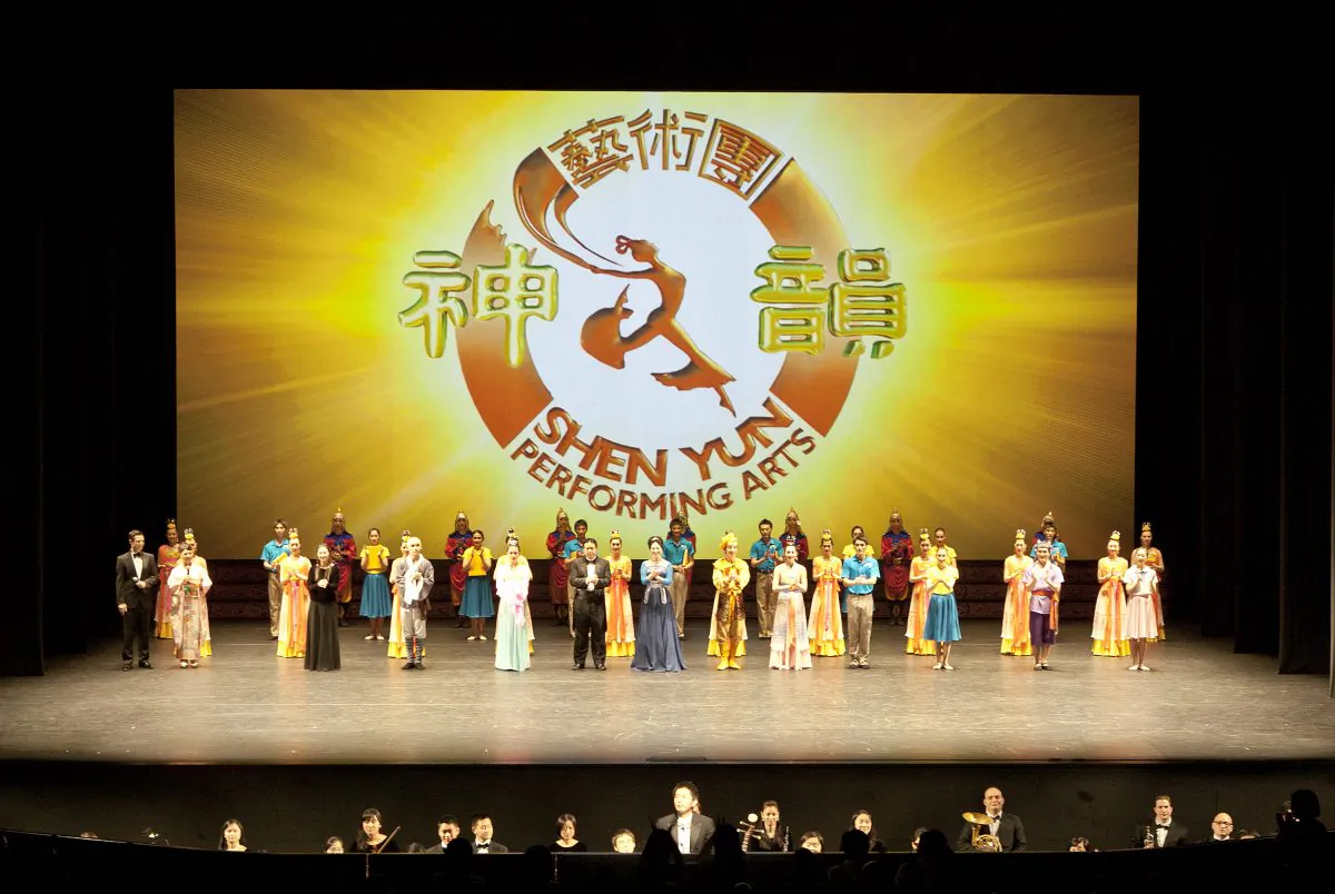 Shen Yun Performing Arts International  Company's curtain call at the New National Theatre Playhouse, in Tokyo. (Epoch Times)