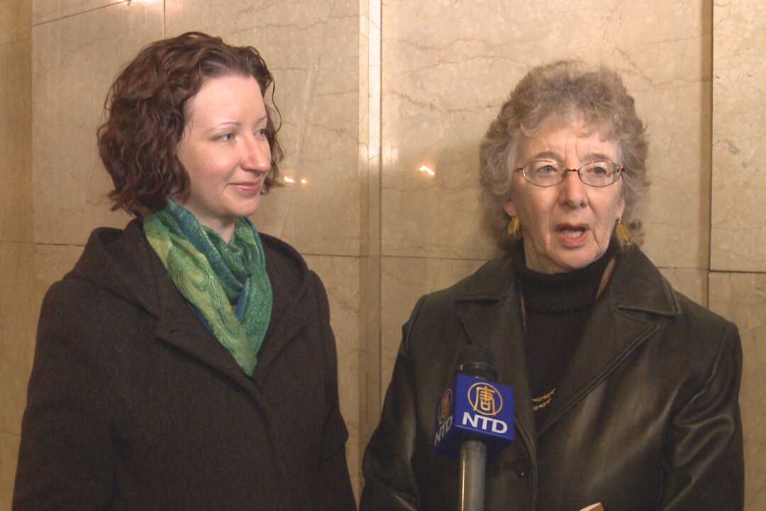 Rachel Wilson (L) and Harriet Wilson (R) at Citi Wang Theater in Boston, Mass., March 2, 2014. (Courtesy of NTD Television) 