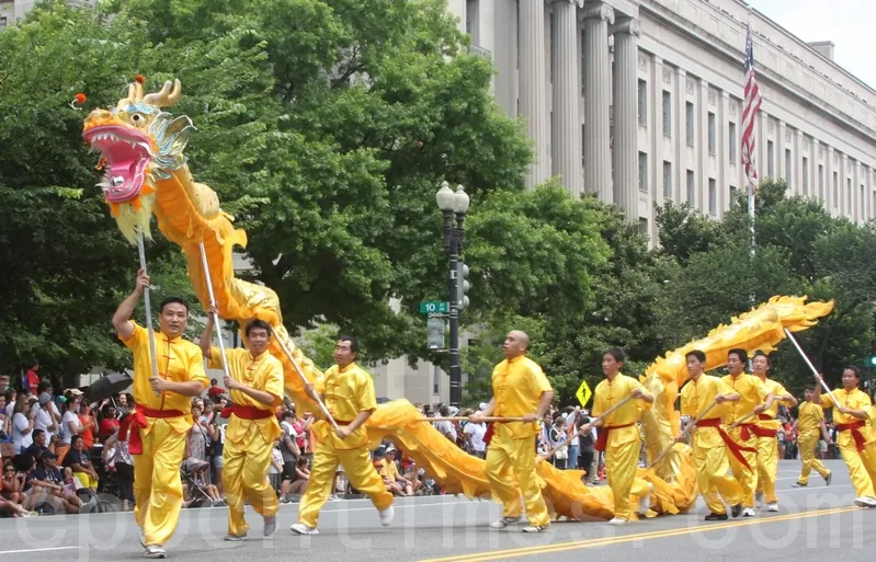 In ancient Chinese culture, the dragon holds a prominent position and is regarded as an auspicious symbol. Falun Gong practitioners are performing a dragon dance in Washington DC on July 4th 2013. (The Epoch Times)