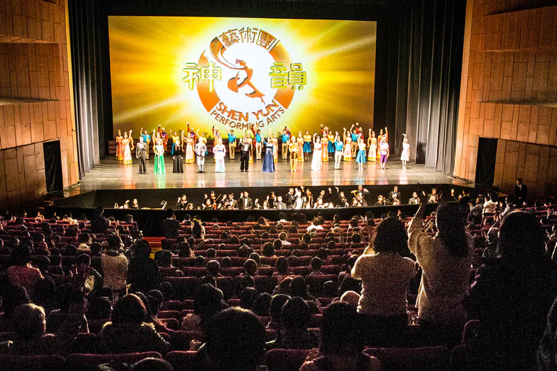 Shen Yun Performing Arts International Company's curtain call at Keelung City Cultural Center, on the evening of March 8, 2014. (Chen Bozhou/Epoch Times) 