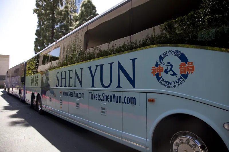 The Shen Yun Performing Arts tour buses. (Epoch Times)
