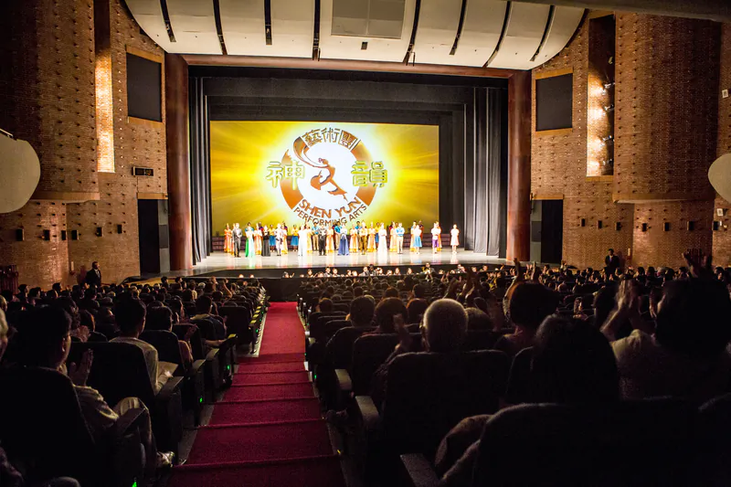 Shen Yun Performing Arts curtain call at the Chiayi Performing Arts Center, on March 19, 2014. (Epoch Times)