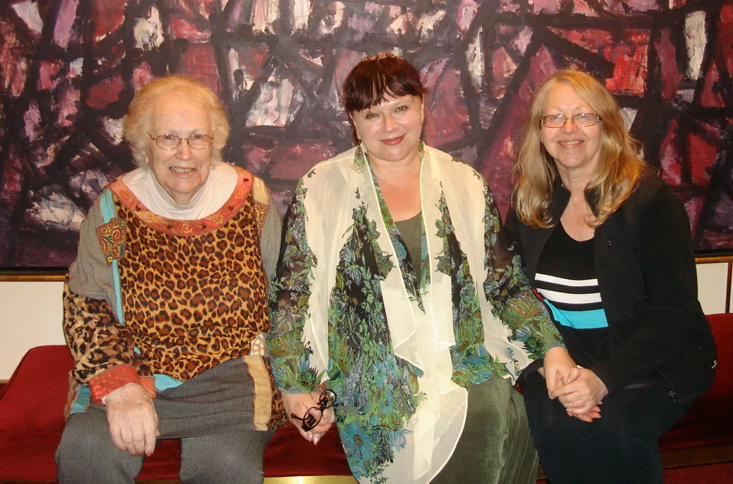 Miriam Claire (C) with her mother, Ellen Frankle, and friend, Jean Kempler, enjoy Shen Yun at Melbourne’s State Theatre, on March 29. (Tracey Fan/Epoch Times)