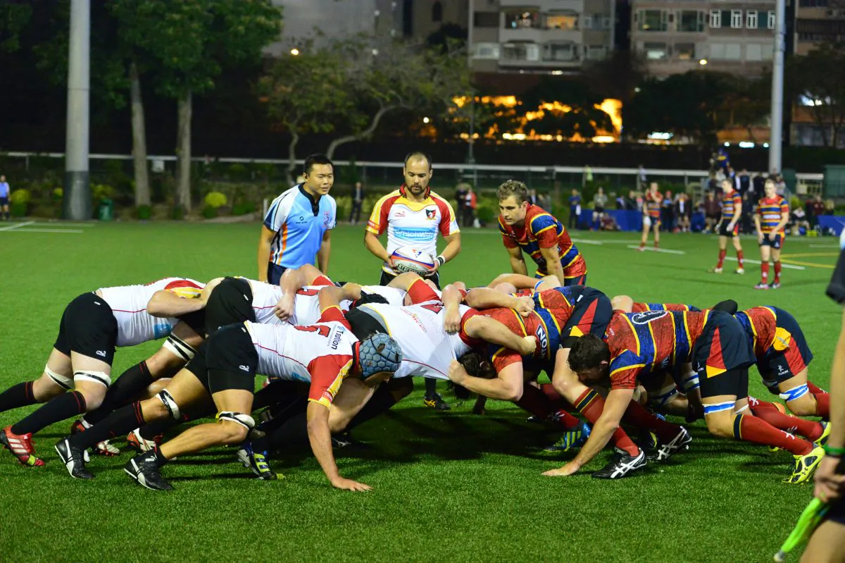 Who will crack under pressure? HKCC (right) and Valley are poised for an intense HKRFU Premiership Grand Final this weekend. The two teams are seen here in their Jan 7, 2014 match where Valley won by the narrowest of margins 22-21. (Bill Cox/Epoch Times)