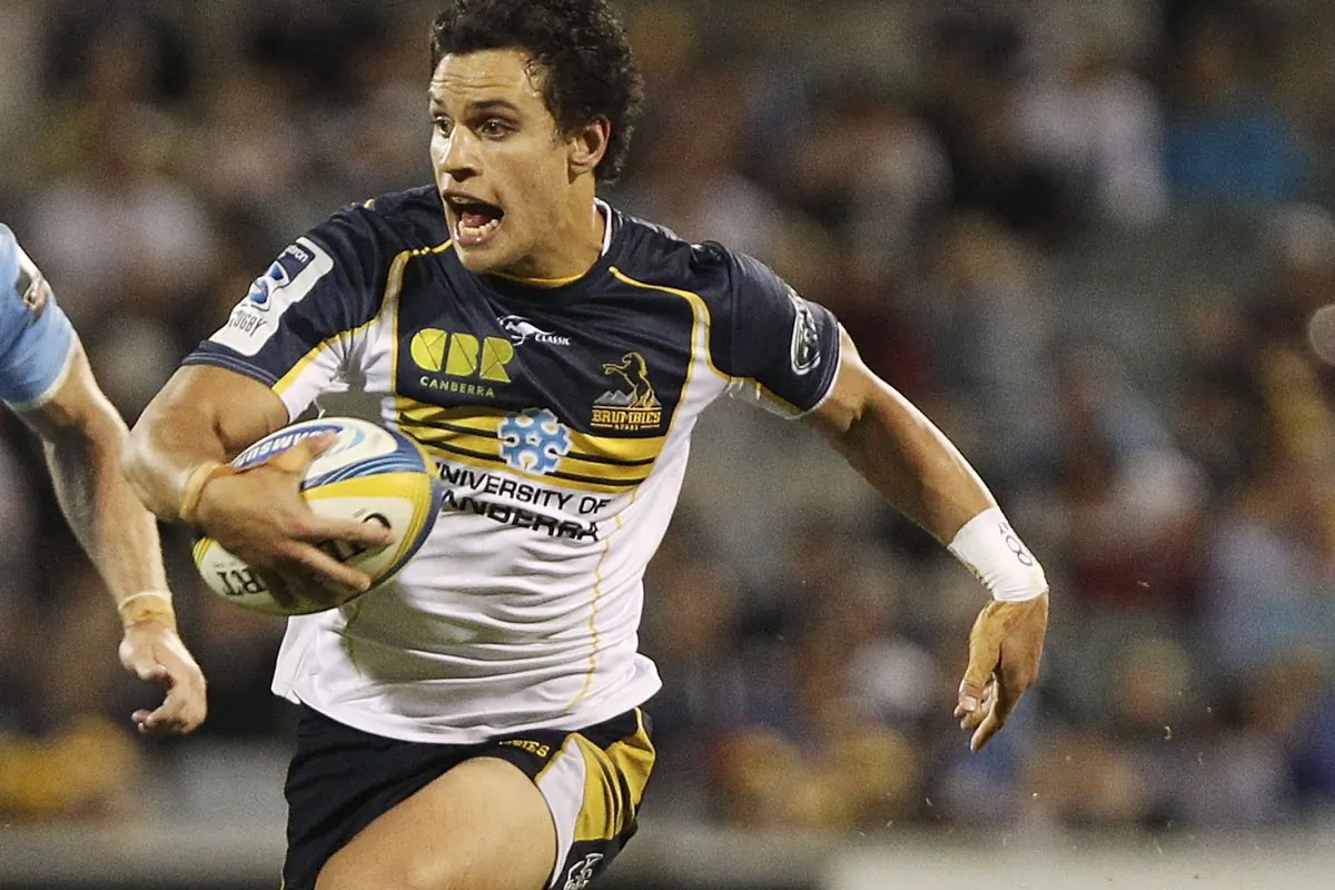 Brumbies fly-half Matt Toomua runs on air as Waratahs half-back Nick Phipps eats dirt during their Round 5 Super Rugby match on Mar 15, 2014. The Brumbies won 28-23. (Stefan Postles/Getty Images)