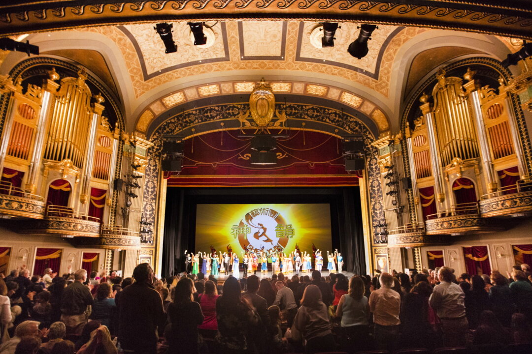 The performers of Shen Yun Performing Arts World Company say good night to their audience at the Palace Theater in Waterbury, Conn., on March 7, 2014. (Edward Dai/Epoch Times)