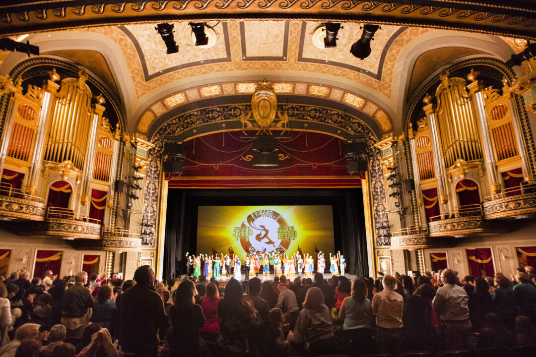 Shen Yun Performing Arts World Company's curtain call at the Palace Theater in Waterbury, Conn., on March 7, 2014. (Edward Dai/Epoch Times)