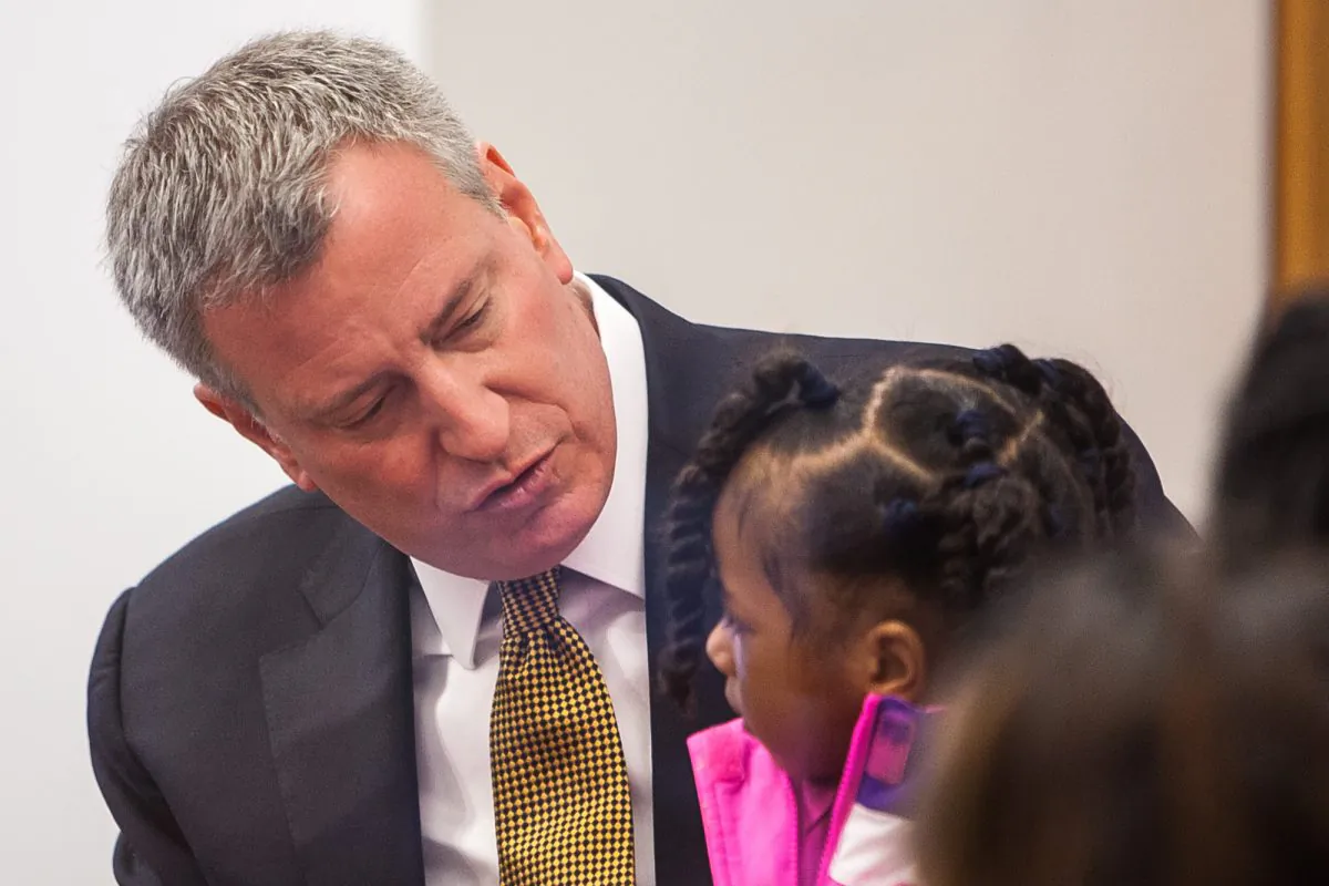 Mayor Bill de Blasio chats with a future pre-K student at an info session at the Brooklyn Public Library, Downtown Brooklyn, New York, March 16, 2014. (Petr Svab/Epoch Times)
