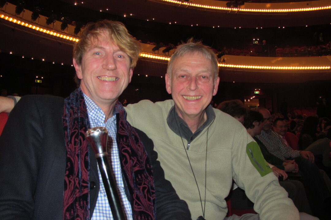 Bert Jan ter Braak and firend attend Shen Yun Performing Arts at the National and Opera and Ballet Theater. (Epoch Times)