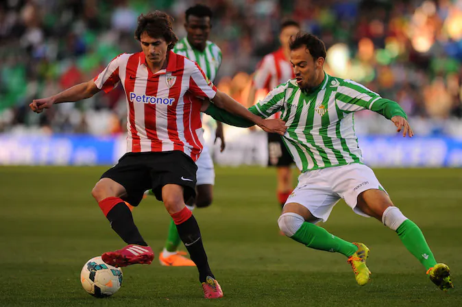Athletic Bilbao's midfielder Ander Iturraspe (L) vies for the ball Betis' defender Matilla during the Spanish league football match Real Betis Balompie vs Athletic Club Bilbao at the Benito Villamarin stadium in Sevilla on February 23, 2014. (Jorge Guerrero/AFP/Getty Images)