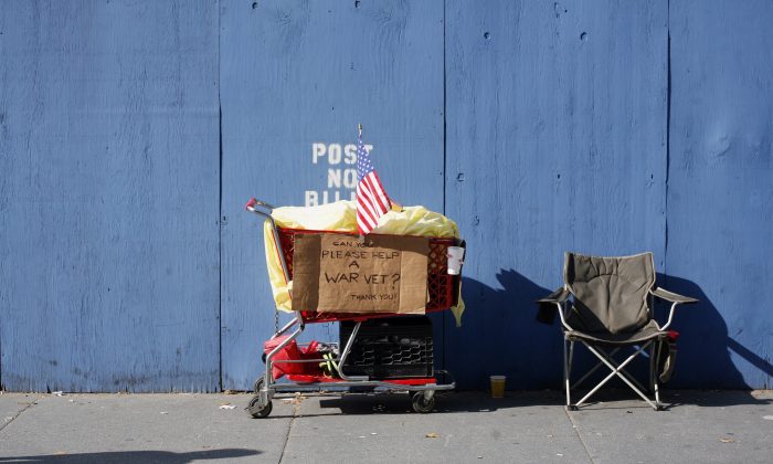 A homeless person’s grocery cart and chair is shown along Fifth Avenue during the annual Veterans Day parade in New York City, Nov. 11, 2006. (Michael Nagle/Getty Images)
