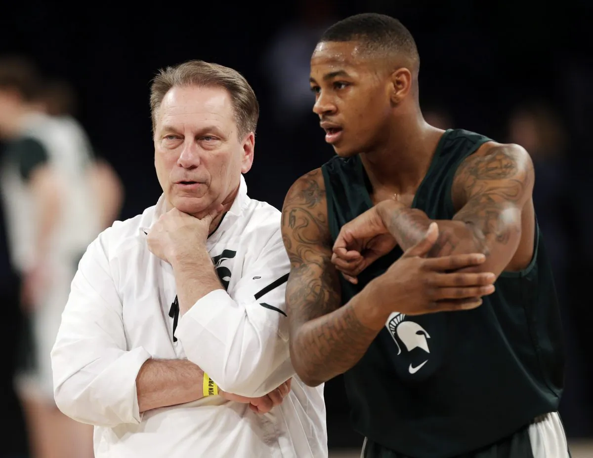 Michigan State coach Tom Izzo (L) speaks with guard Keith Appling during practice at the NCAA college basketball tournament in New York, on March 27, 2014. (Frank Franklin/AP Photo)