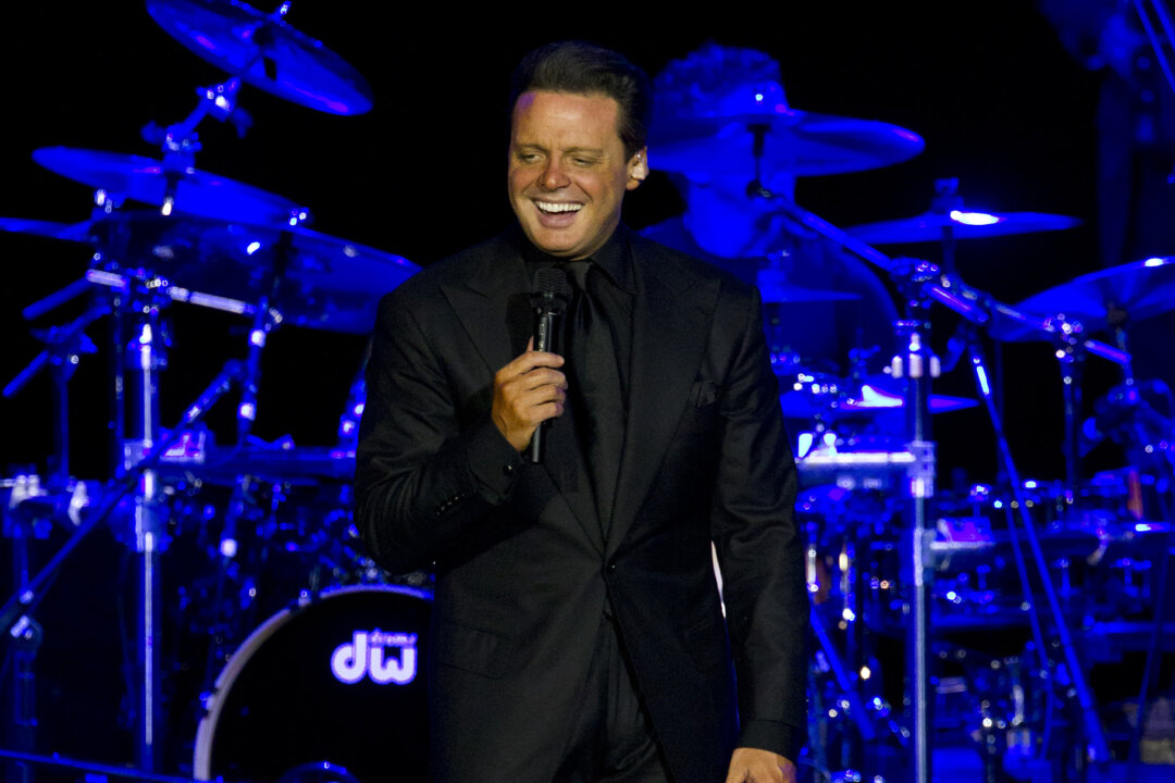 Luis Miguel Dies? Nope, Mexican Singer Isn't Dead; 'RIP' Rumors