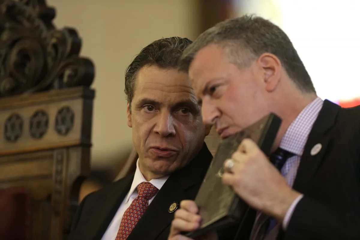 New York Gov. Andrew Cuomo (L), and New York City Mayor Bill de Blasio shake hands in Albany, N.Y., Feb. 16, 2014. (Mike Groll/AP)