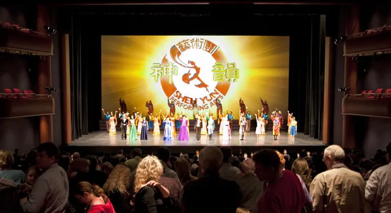 Shen Yun Performing Arts Touring Company's curtain call at Clay Center for the Arts & Sciences of West Virginia, on March 11. (John Yu/Epoch Times)