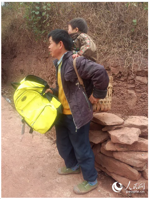 Yu Xukang wears a special bamboo basket for his 12-year-old son Xiao Qiang to stand in, while he carries him to and from school. (Screenshot/People's Daily)