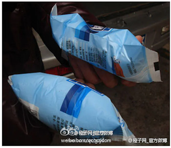 Consumers can identify bags of fake salt from their edges, which tend to fold over. Chinese police confiscated around 26 tons of mostly industrial salt in Guangzhou this month, which was due to be sold as table salt. (Weibo.com)