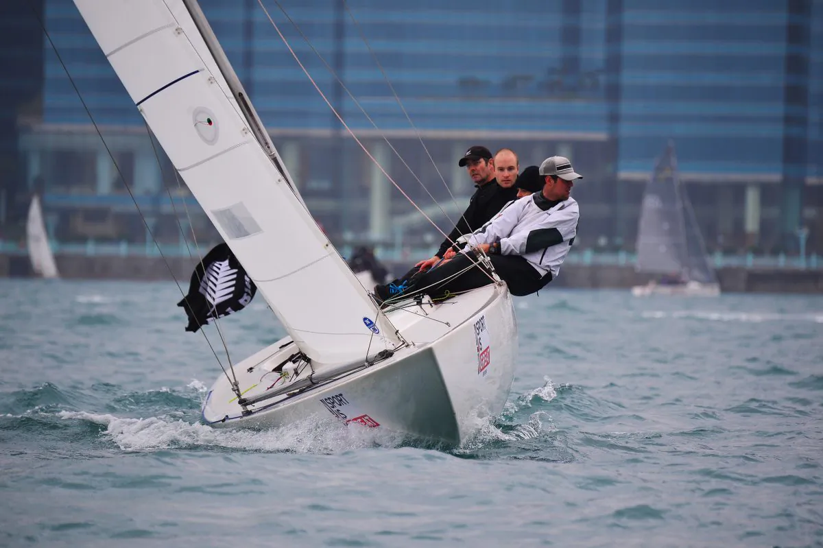 Etchells ‘Dream On’ helmed by Greg Farrell (New Zealand) winner of the Royal Hong Kong Yacht Club GREAT Nations’ Cup heading upwind out of Victoria Harbour on Saturday Mar 8, 2014. (Bill Cox/Epoch Times)