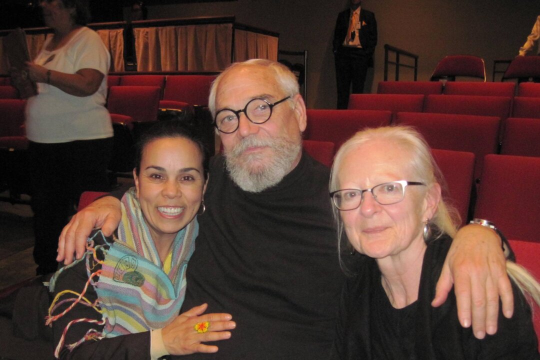 Bruce Shortz (C) with Valeria Montes (L) and Annick O'Meara (R) after watching Shen Yun Performing Arts, March 26, at Popejoy Hall in Albuquerque, New Mexico. (Kerry Huang/Epoch Times) 