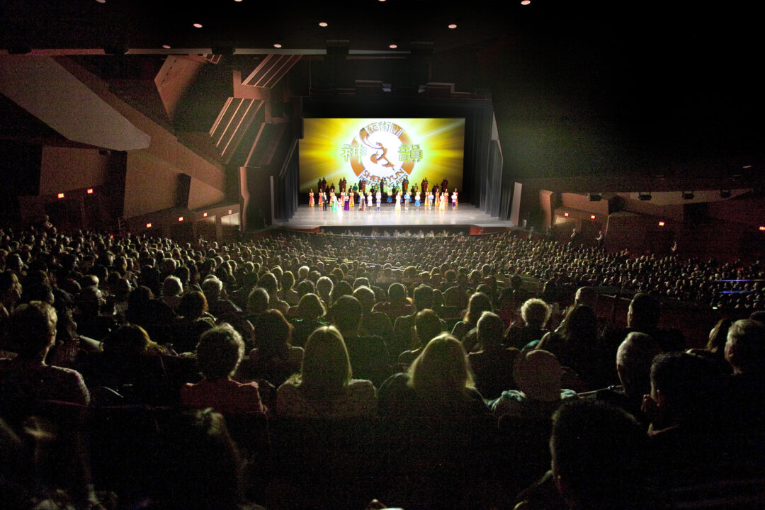 Shen Yun Performing Arts New York Company's curtain call at Segerstrom Center for the Arts, on March 16. (Epoch Times)