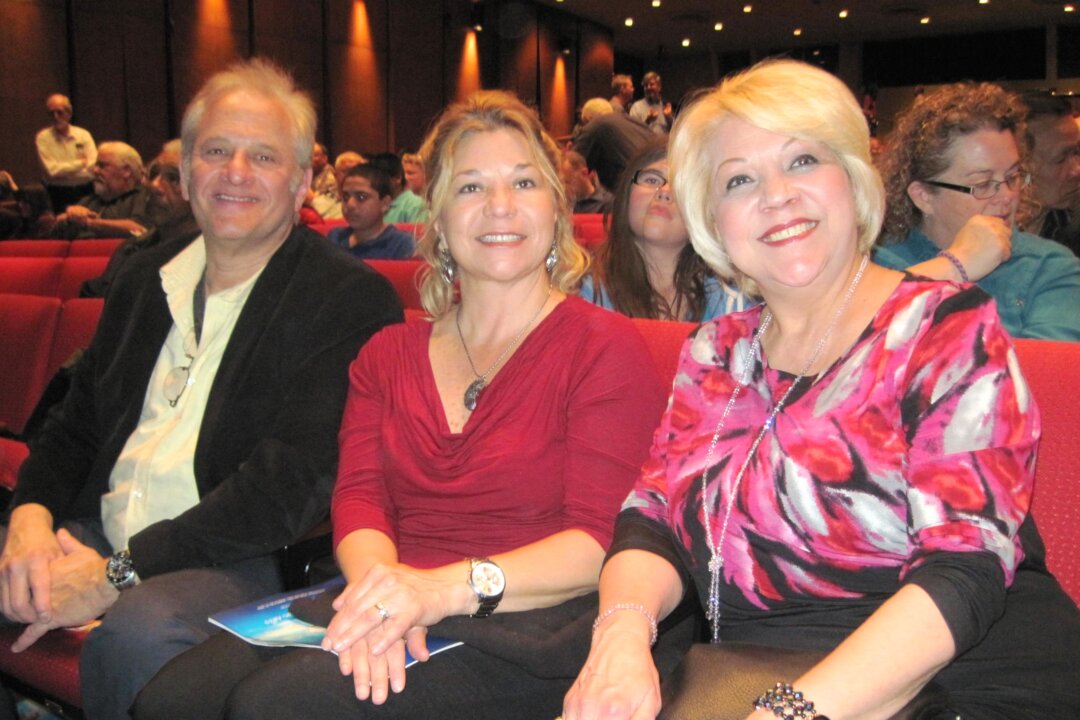 Owner of On Stage Performing Arts Center Wanda Mitchell (R) enjoys Shen Yun Performing Arts at Popejoy Hall, on March 27, 2014. (Kerry Huang/Epoch Times)
