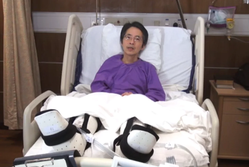 Former editor of the Ming Pao newspaper, Kevin Lau, speaks in a video for the “Kevin Lau concern group” urging the Hong Kong police to ascertain the masterminds behind the attack on him. Lau was stabbed and slashed in Hong Kong last month. (Screenshot/Mingpao.com/Epoch Times)