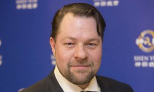 Stage Designer Says Shen Yun Has Wow Factor