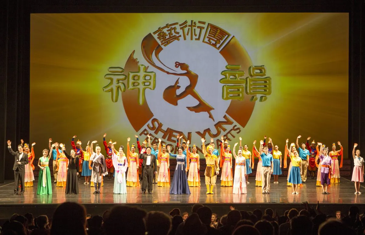 Shen Yun Performing Arts International Company's curtain call at Melbourne’s State Theatre, on March 29. (Ming Chen/Epoch Times)