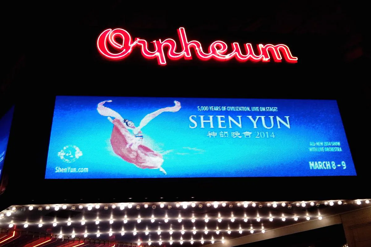 Downtown Omaha's Orpheum Theatre showing Shen Yun Performing Arts. (Joyce Mitchell/Epoch Times) 