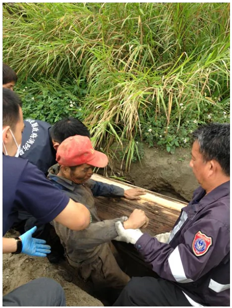 Emergency workers rescue a Taiwanese man who was trapped in a grave for four days. (Screenshot/Want China Times)
